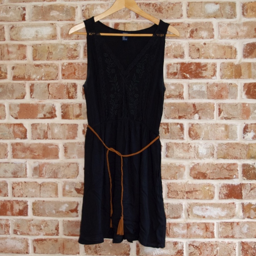 Forever 21 black v neck sleeveless short dress with lace detail, size S